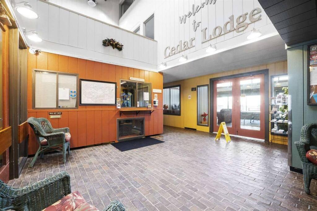 Cute Lower Level Cedar Lodge Room With Balcony & Lake Views! Лакония Экстерьер фото