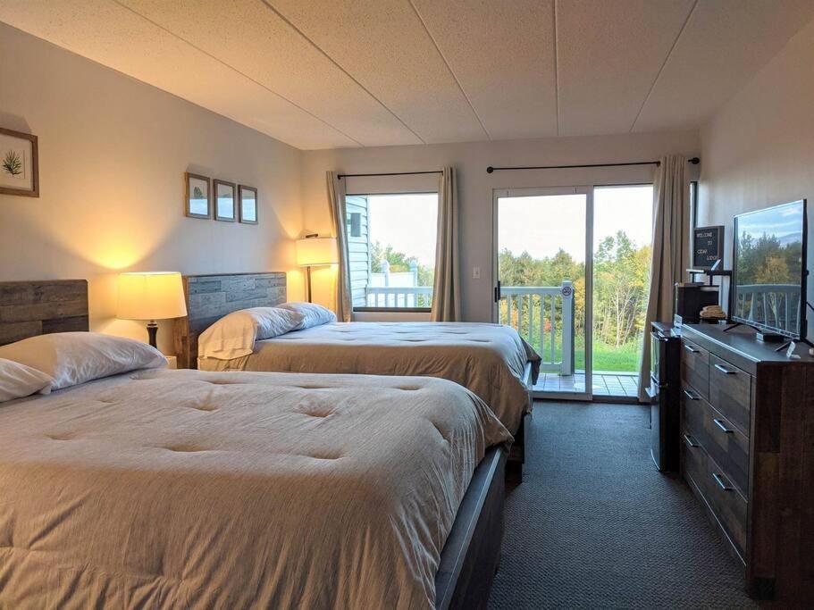 Cute Lower Level Cedar Lodge Room With Balcony & Lake Views! Лакония Экстерьер фото